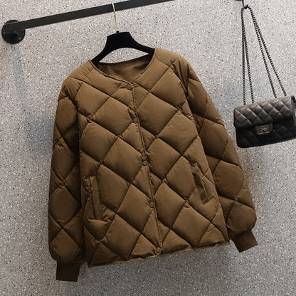 Giacca trapuntata marrone su appendiabiti, design a rombi, maniche lunghe, sfondo grigio. Moda autunnale, abbigliamento casual elegante.