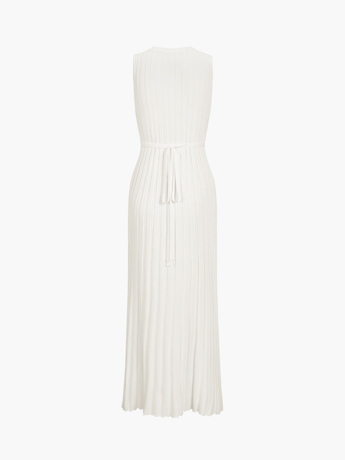 Abito lungo bianco senza maniche, tessuto a coste, con cintura in vita. Elegante e versatile, ideale per occasioni estive e cerimonie.