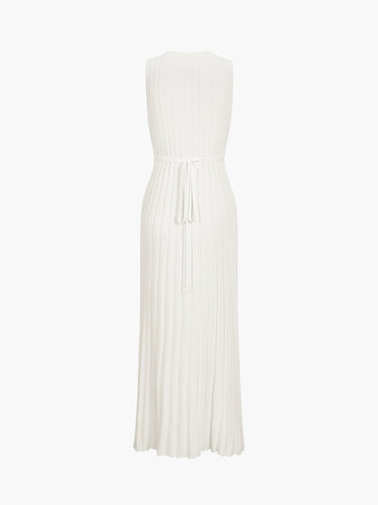 Abito lungo bianco senza maniche, tessuto a coste, con cintura in vita. Elegante e versatile, ideale per occasioni estive e cerimonie.