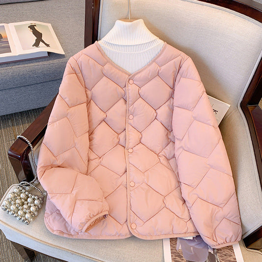 Giacca trapuntata rosa su sedia, design a rombi, chiusura a bottoni, stile casual. Perfetta per moda autunnale e invernale.