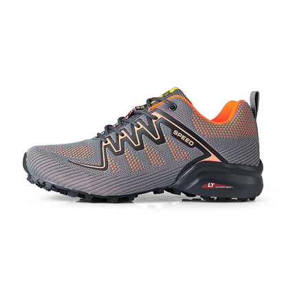 Scarpa da corsa grigia e arancione, design sportivo, suola antiscivolo, ideale per trail running, comfort e prestazioni elevate.