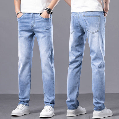 Jeans uomo azzurri, vestibilità slim, tasche anteriori e posteriori, abbinati a scarpe bianche. Moda casual, abbigliamento maschile trendy.