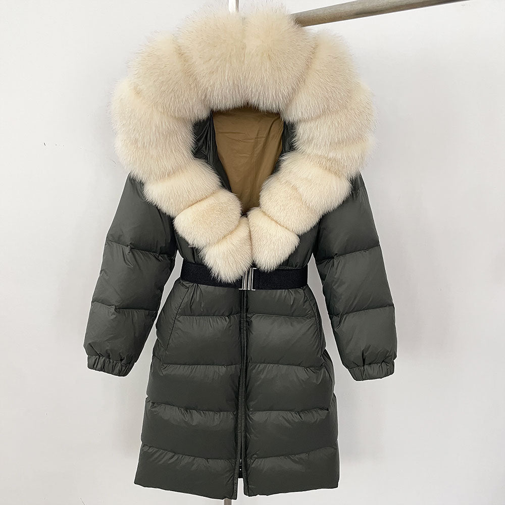 Cappotto invernale verde scuro con cappuccio in pelliccia sintetica bianca, imbottito, lungo, elegante, perfetto per il freddo. Moda donna inverno.