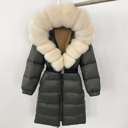 Cappotto invernale verde scuro con cappuccio in pelliccia sintetica bianca, imbottito, lungo, elegante, perfetto per il freddo. Moda donna inverno.