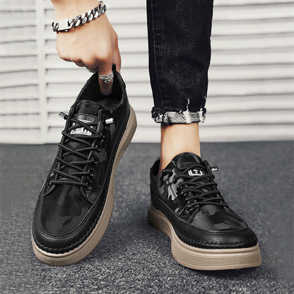 Scarpe da ginnastica nere con suola beige, design mimetico, indossate da una persona con jeans strappati. Stile casual, moda urbana.