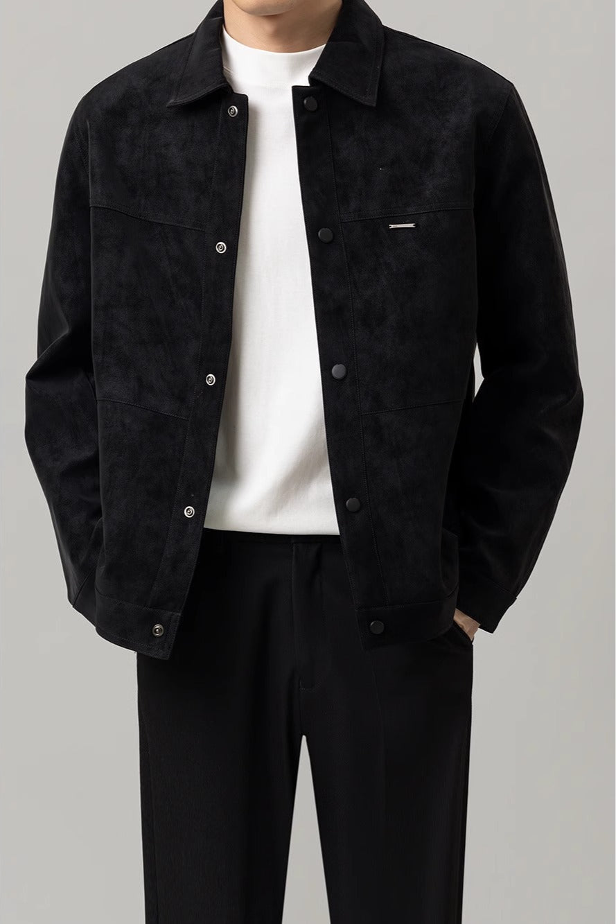 Giacca nera da uomo in stile casual, abbinata a maglietta bianca e pantaloni neri. Moda maschile elegante e moderna, abbigliamento autunnale.