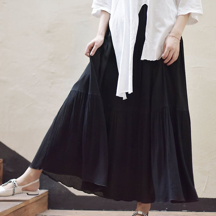 Donna con gonna lunga nera e camicia bianca, scarpe eleganti. Moda femminile, abbigliamento casual chic, stile minimalista.