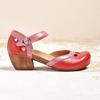 Scarpa da donna in pelle rossa con cinturino rosa, tacco medio in legno, design elegante e moderno. Calzature moda, comfort e stile.