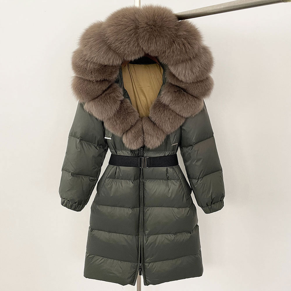 Piumino lungo verde con cappuccio in pelliccia sintetica marrone, cintura in vita, design elegante e caldo, ideale per l'inverno.