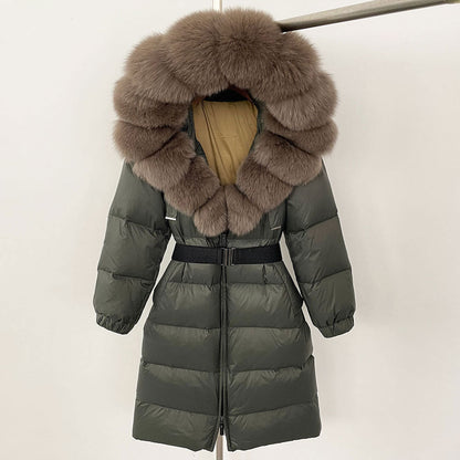 Piumino lungo verde con cappuccio in pelliccia sintetica marrone, cintura in vita, design elegante e caldo, ideale per l'inverno.