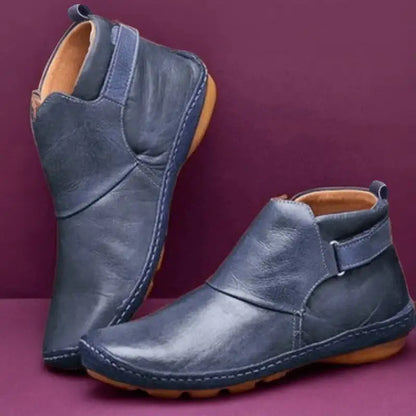 Scarpe uomo in pelle blu, design casual, suola in gomma antiscivolo, sfondo viola. Calzature eleganti e comode per ogni occasione.
