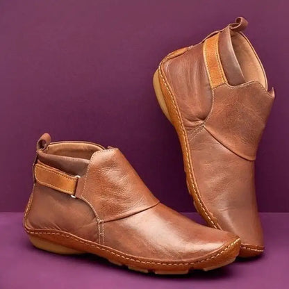 Stivaletti in pelle marrone su sfondo viola, design casual con suola in gomma, ideali per moda autunnale e invernale. Scarpe uomo eleganti e comode.