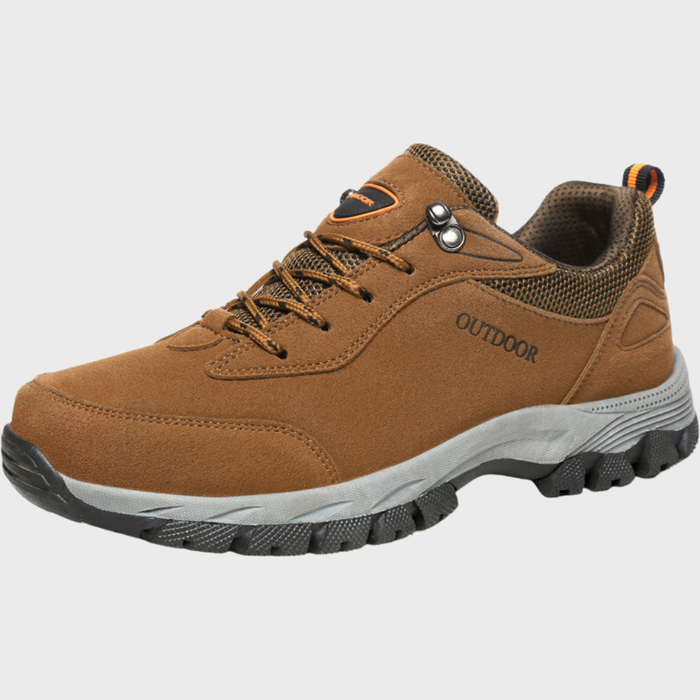 Scarpa da trekking marrone per esterni, suola antiscivolo, design robusto, ideale per escursioni e attività outdoor. Comfort e resistenza.