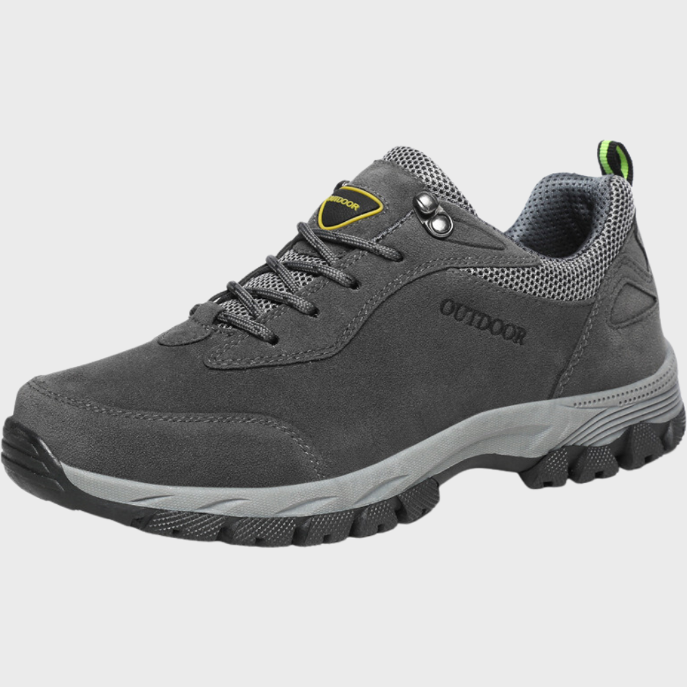 Scarpa da trekking grigia per esterni, suola antiscivolo, design robusto, ideale per escursioni e attività outdoor. Comfort e resistenza garantiti.