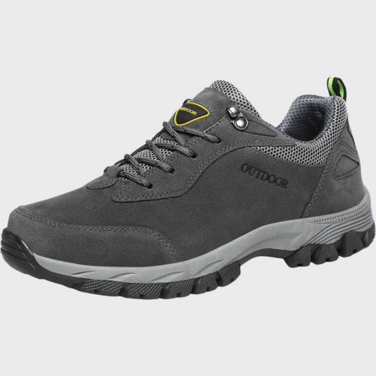 Scarpa da trekking grigia per esterni, suola antiscivolo, design robusto, ideale per escursioni e attività outdoor. Comfort e resistenza garantiti.