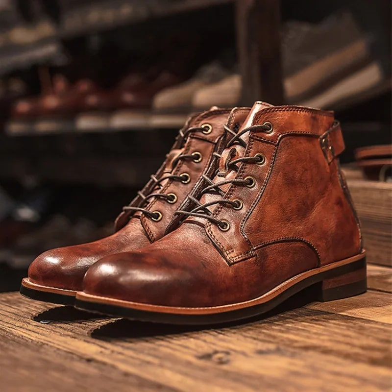 Stivali in pelle marrone su mensola di legno, design vintage, lacci robusti, calzature uomo eleganti, moda autunno inverno.