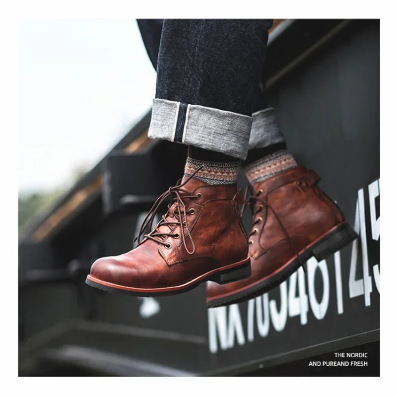 Stivali in pelle marrone da uomo, stile casual, indossati con jeans arrotolati. Scarpe eleganti e resistenti, ideali per moda autunnale.