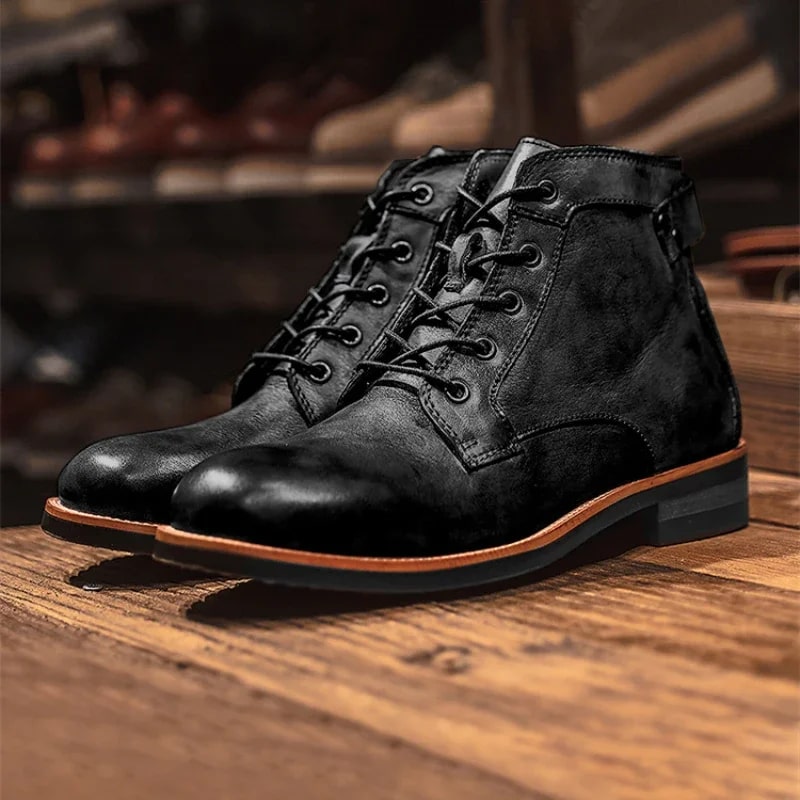 Stivali neri in pelle da uomo su scaffale in legno, eleganti e resistenti, ideali per moda autunno-inverno. Scarpe casual e formali di alta qualità.