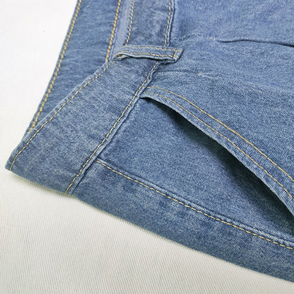 Jeans blu in denim con cuciture gialle, dettaglio del bordo inferiore. Tessuto resistente, moda casual, abbigliamento quotidiano.