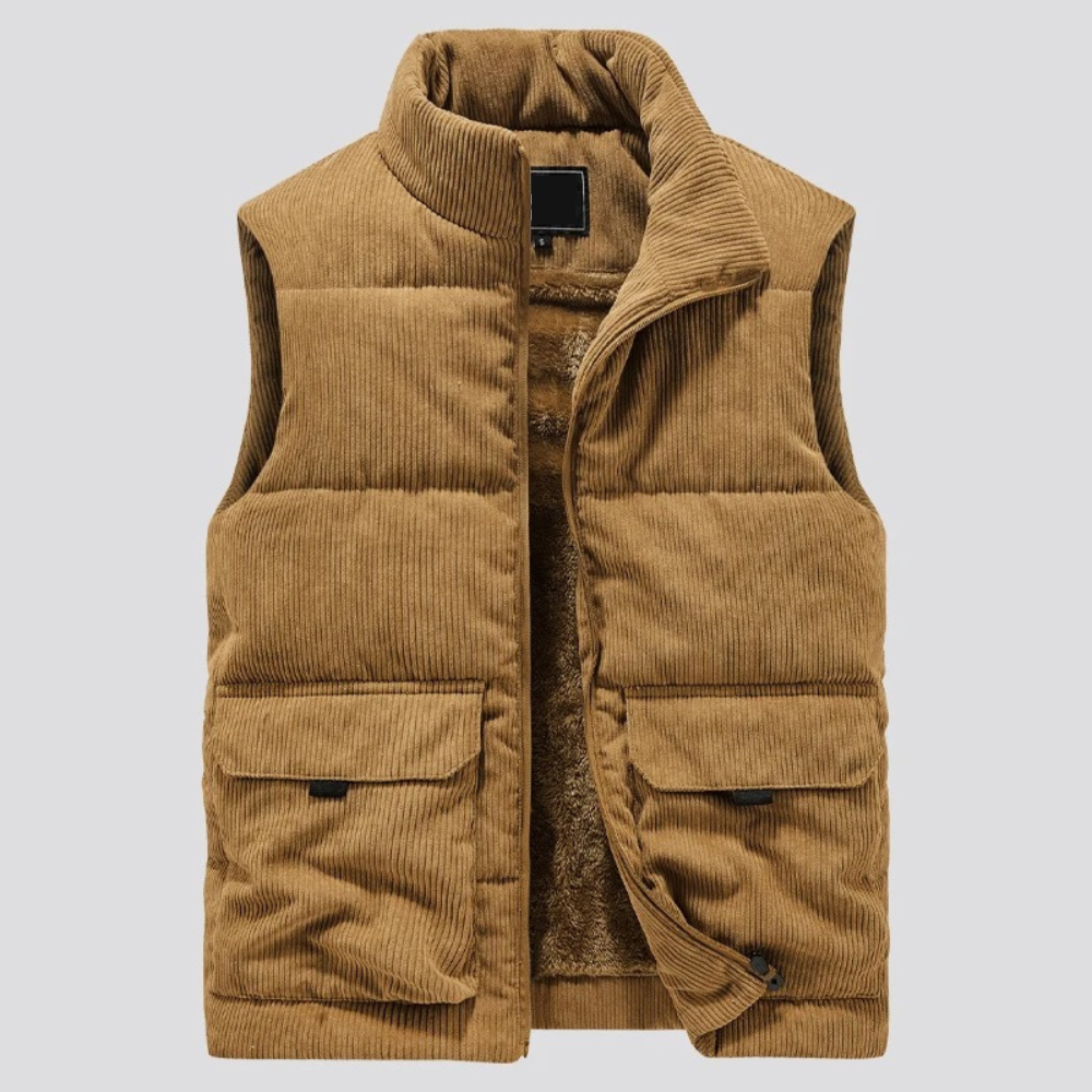Gilet in velluto a coste marrone, senza maniche, con tasche frontali e fodera interna in pelliccia sintetica. Moda uomo, abbigliamento autunnale.