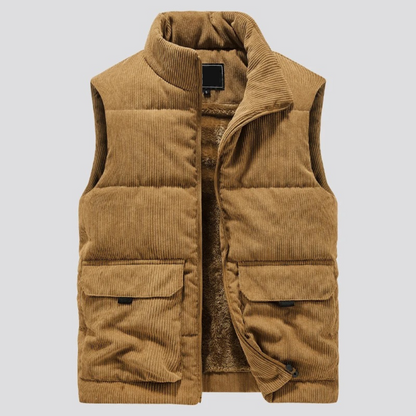 Gilet in velluto a coste marrone, senza maniche, con tasche frontali e fodera interna in pelliccia sintetica. Moda uomo, abbigliamento autunnale.