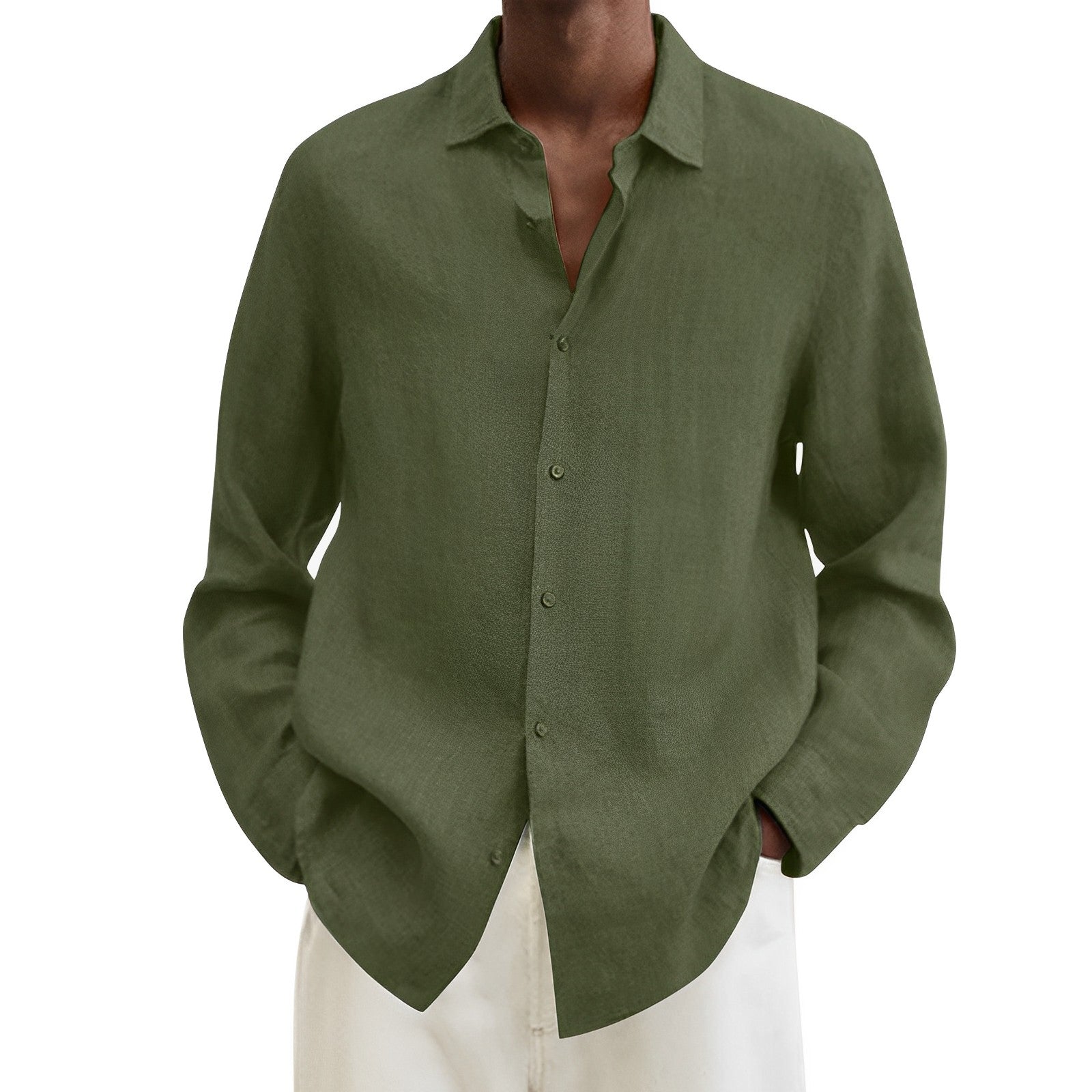 Camicia verde oliva da uomo in lino, maniche lunghe, colletto classico, abbinata a pantaloni bianchi. Moda casual elegante.