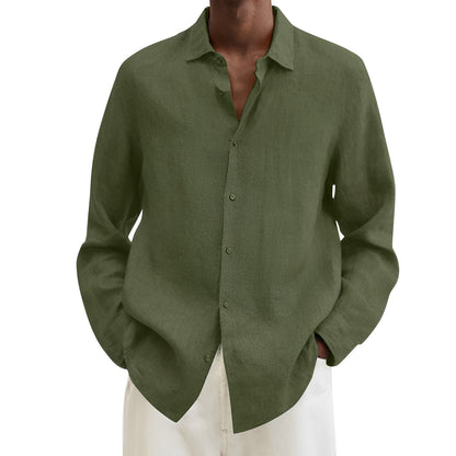 Camicia verde oliva da uomo in lino, maniche lunghe, colletto classico, abbinata a pantaloni bianchi. Moda casual elegante.