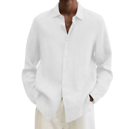 Camicia bianca in lino da uomo, maniche lunghe, stile casual elegante, perfetta per look estivi e formali, abbinata a pantaloni chiari.