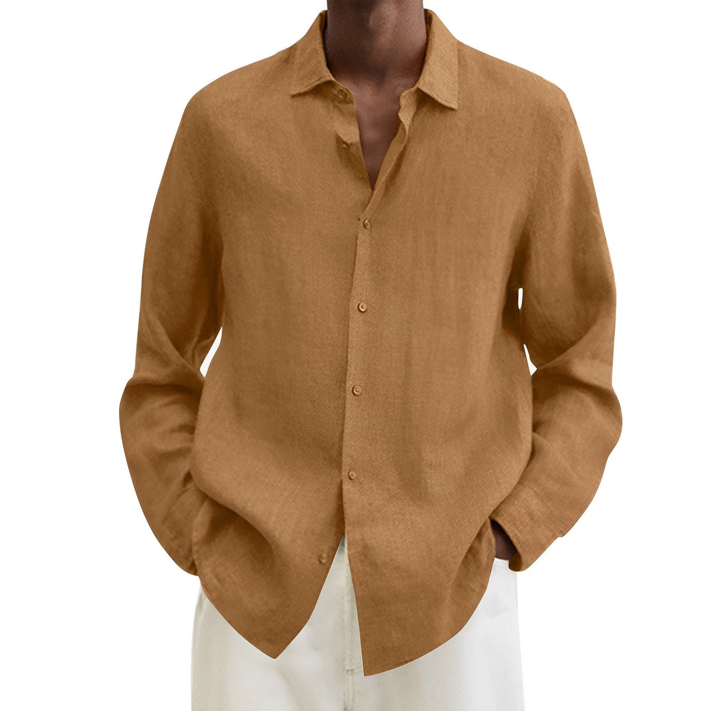 Camicia uomo in lino marrone chiaro, maniche lunghe, colletto classico, abbinata a pantaloni bianchi. Moda casual elegante, abbigliamento estivo.