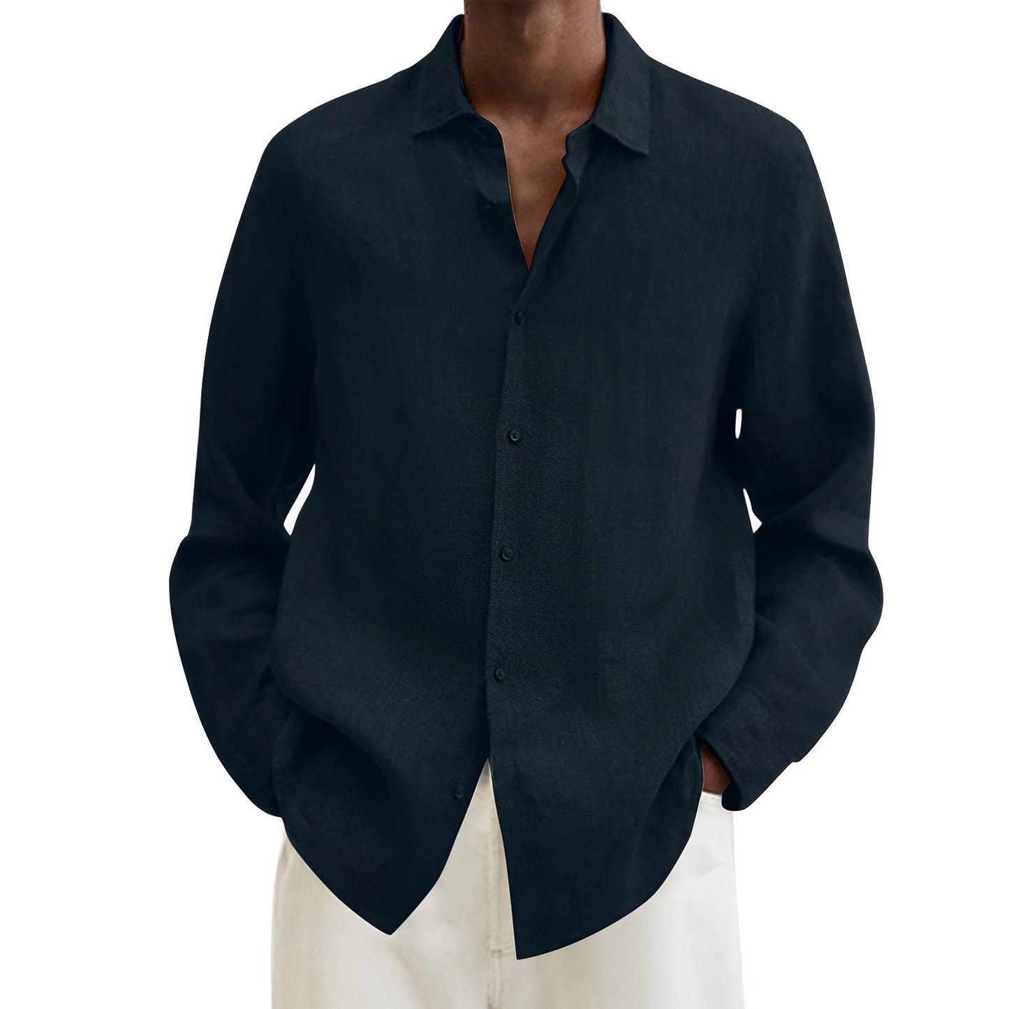 Camicia nera da uomo in lino, maniche lunghe, abbottonatura frontale, indossata con pantaloni bianchi. Elegante abbigliamento casual maschile.