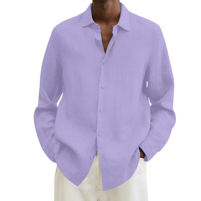 Camicia uomo in lino lavanda, maniche lunghe, colletto classico, abbinata a pantaloni bianchi. Elegante e casual, ideale per la moda estiva.
