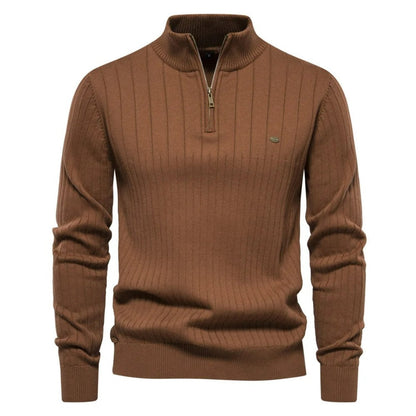 Maglione marrone a coste con zip corta, collo alto, maniche lunghe, design elegante e moderno, perfetto per moda uomo autunno inverno.