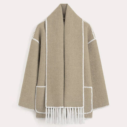 Cappotto beige in lana con frange bianche, design elegante e moderno, perfetto per l'inverno. Stile casual chic, moda donna autunno inverno.