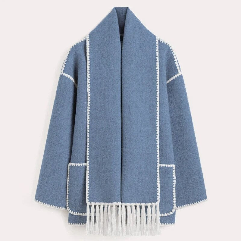 Cappotto blu in lana con frange bianche, design elegante e moderno, ideale per l'inverno. Stile casual chic, perfetto per look autunnali.
