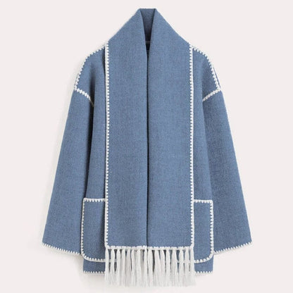 Cappotto blu in lana con frange bianche, design elegante e moderno, ideale per l'inverno. Stile casual chic, perfetto per look autunnali.