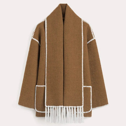 Cappotto marrone in lana con frange bianche, design elegante e moderno, ideale per l'inverno. Stile casual chic, moda autunno inverno.