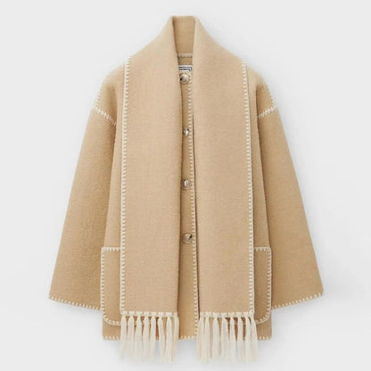 Cappotto beige in lana con frange, bottoni frontali e dettagli cuciti. Moda autunno inverno, abbigliamento elegante e caldo per donna.