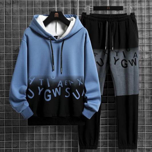Set tuta sportiva uomo, felpa con cappuccio blu e pantaloni neri, design moderno con lettere stampate, abbigliamento casual e confortevole.