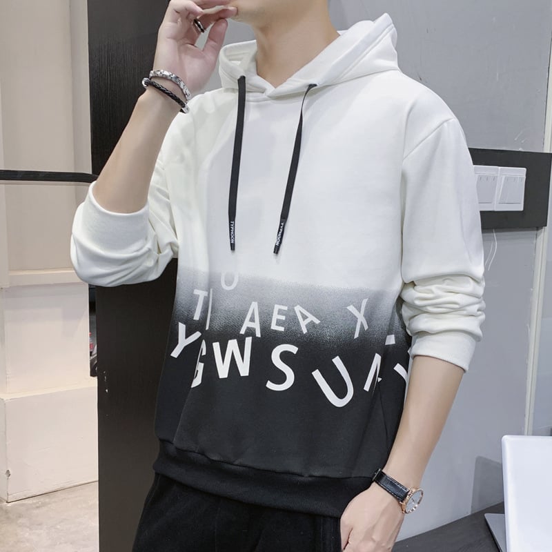 Felpa con cappuccio bianca e nera, design sfumato con lettere casuali, indossata da uomo. Moda casual, abbigliamento streetwear moderno.