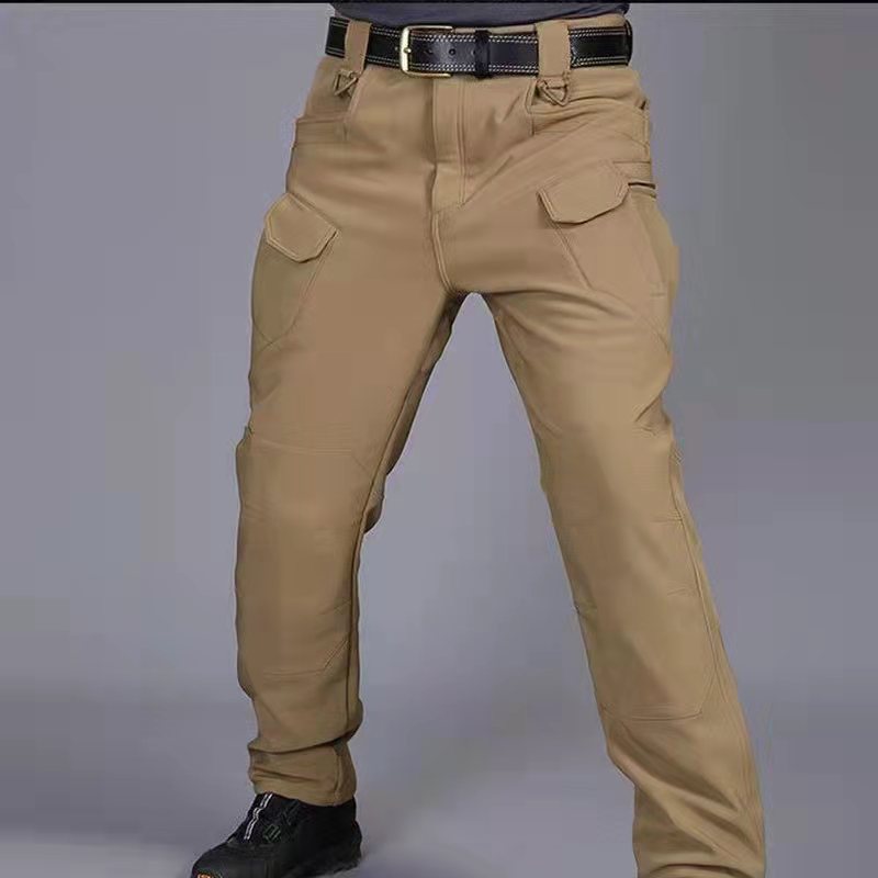 Pantaloni tattici beige da uomo con tasche multiple, cintura nera e scarpe nere. Abbigliamento outdoor resistente e funzionale.