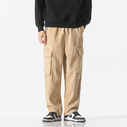 Pantaloni cargo beige da uomo con tasche laterali, indossati con felpa nera e sneakers bianche e nere. Moda casual, abbigliamento streetwear.