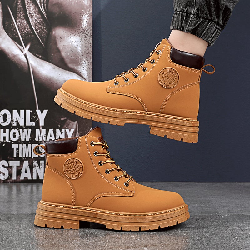 Stivali invernali marroni da uomo con suola robusta, lacci neri e logo laterale, su pavimento grigio. Scarpe moda casual resistenti e calde.