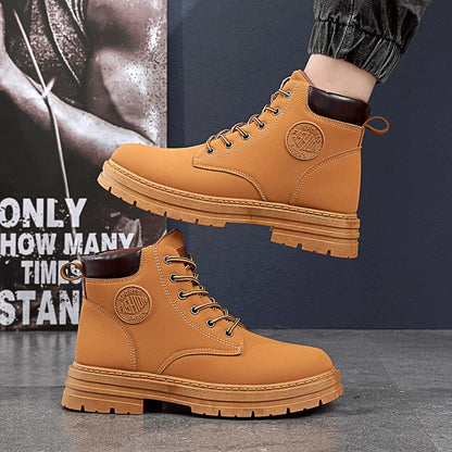 Stivali invernali marroni da uomo con suola robusta, lacci neri e logo laterale, su pavimento grigio. Scarpe moda casual resistenti e calde.