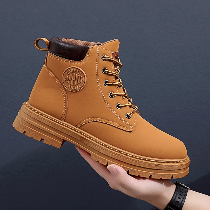 Scarponcino invernale marrone chiaro con suola robusta, lacci neri e logo "Sports Fashion Shoes". Calzatura resistente per uomo, stile casual.