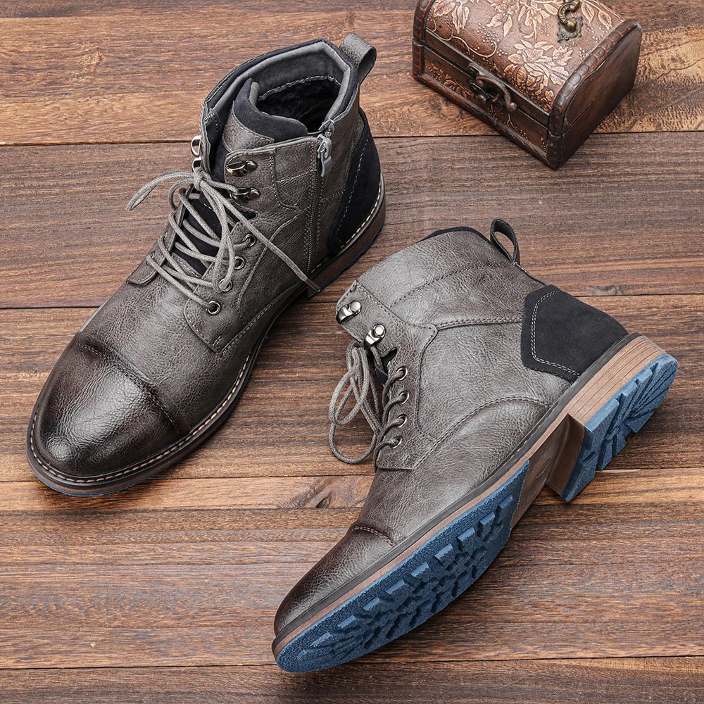 Stivali in pelle marrone da uomo su pavimento in legno, suola blu antiscivolo, design robusto, moda autunno inverno, calzature eleganti casual.