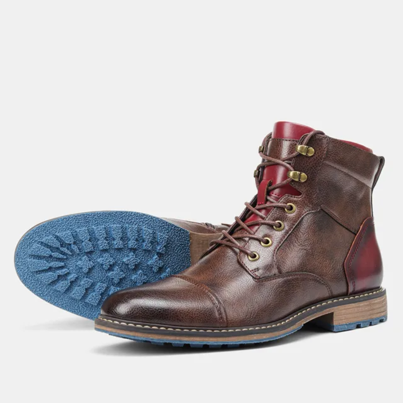 Stivali in pelle marrone da uomo con suola blu antiscivolo, lacci rossi e dettagli in metallo dorato. Calzature eleganti e resistenti per l'inverno.