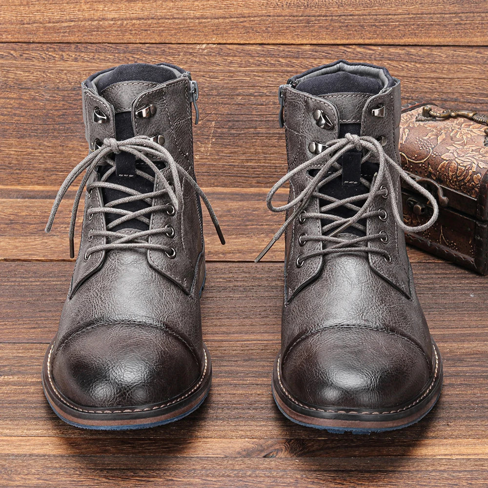 Stivali in pelle marrone scuro da uomo con lacci, su sfondo in legno. Calzature eleganti e robuste, ideali per l'autunno e l'inverno.