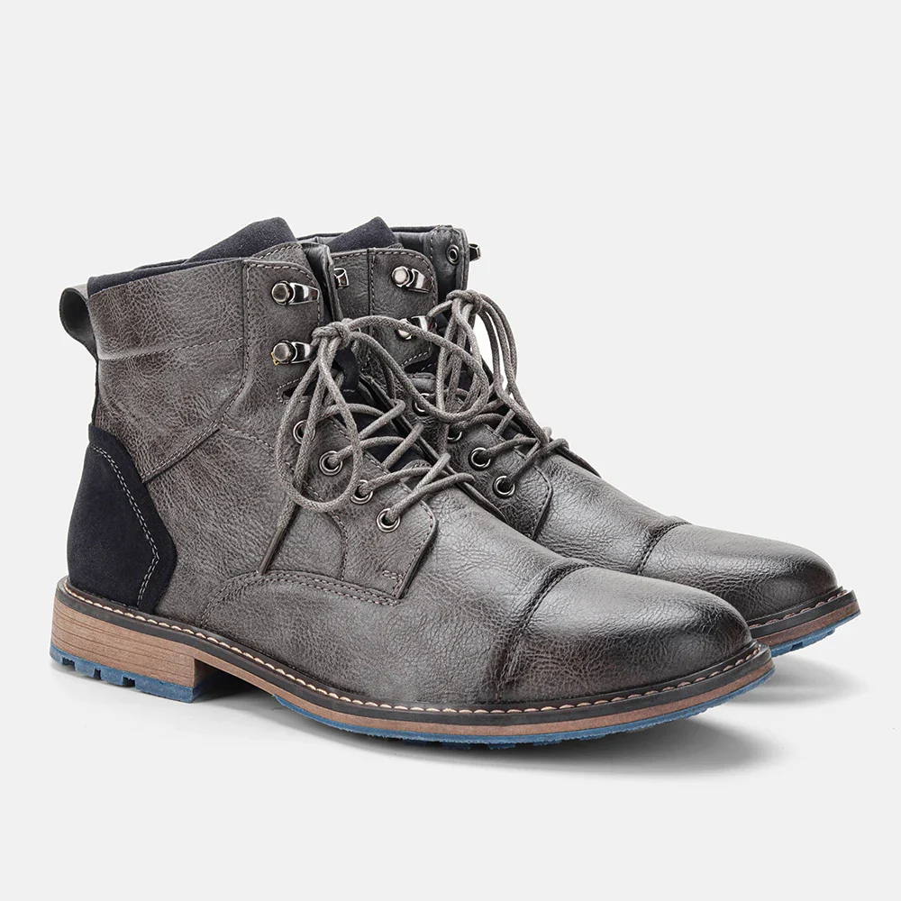 Stivali da uomo in pelle grigia, design casual con lacci, suola in gomma blu, dettagli in tessuto nero. Scarpe eleganti e resistenti per l'inverno.