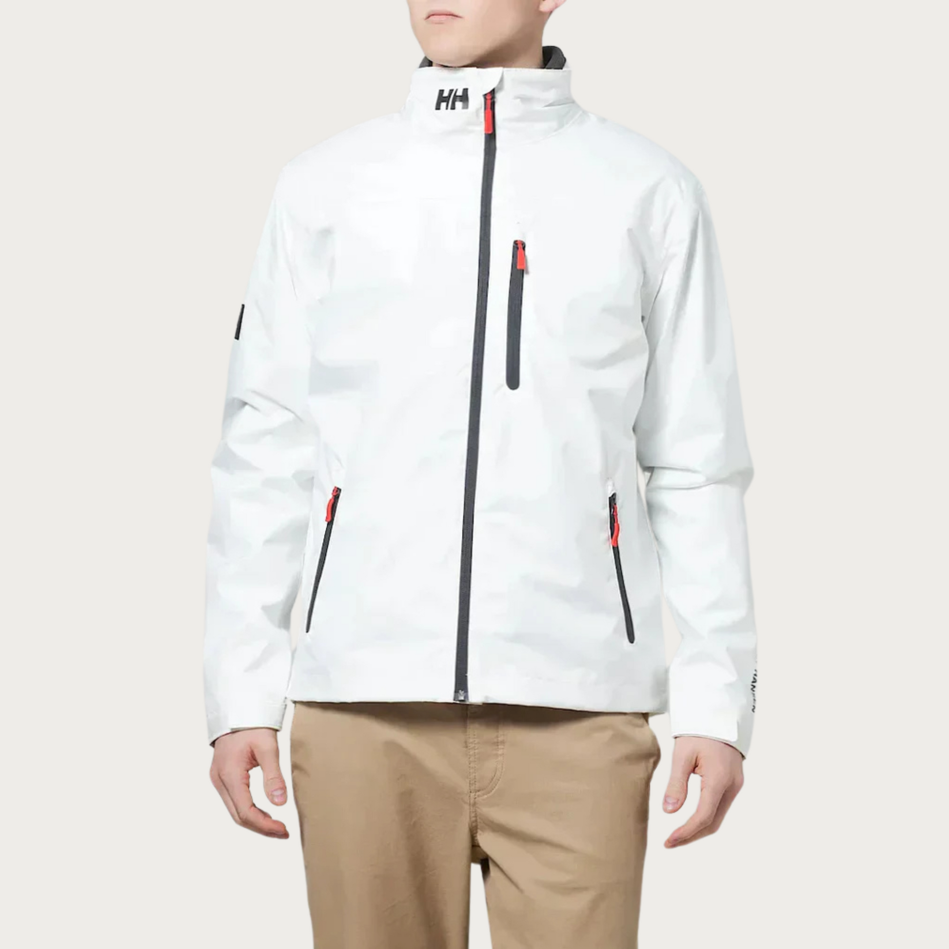 Giacca impermeabile bianca Helly Hansen da uomo, con zip nera e dettagli rossi, ideale per attività outdoor. Design moderno e funzionale.