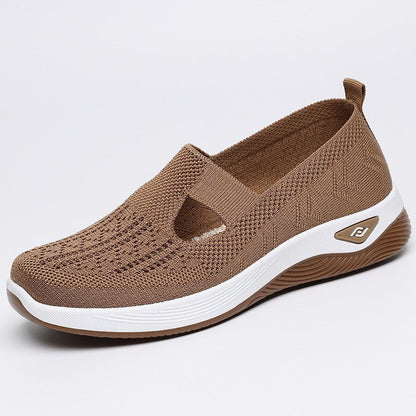 Scarpa da donna marrone in tessuto traspirante, suola bianca antiscivolo, design casual e confortevole, ideale per passeggiate e uso quotidiano.